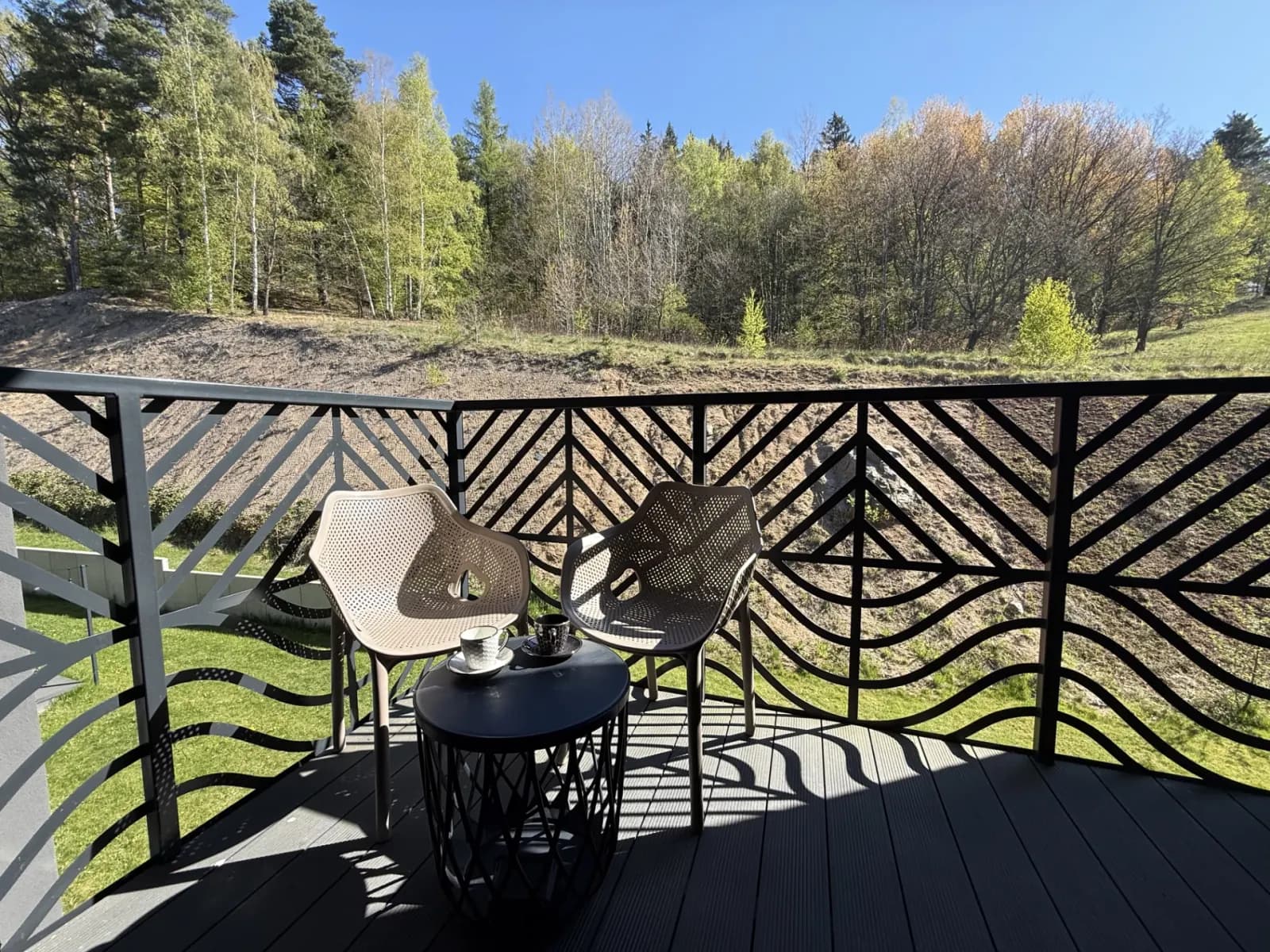 Balkon apartamentu z widokiem na las