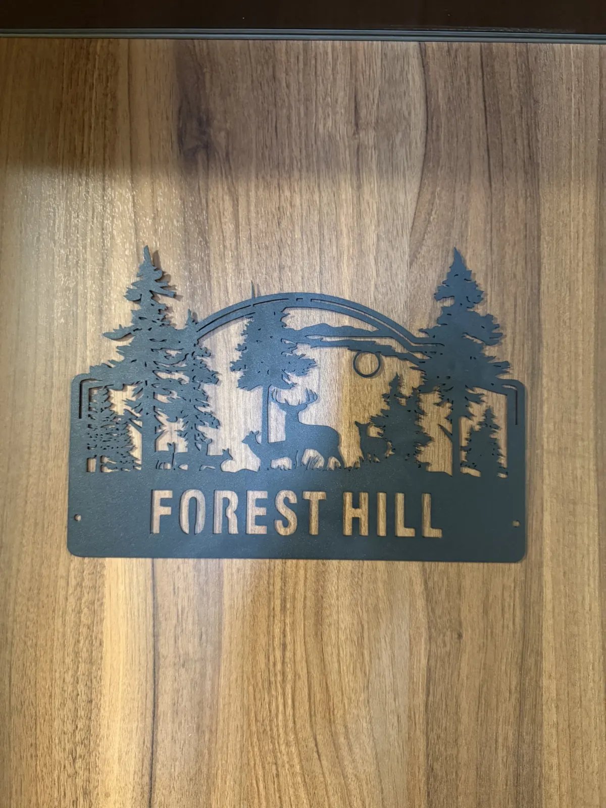 Dekoracja Forest Hill na drzwiach apartamentu