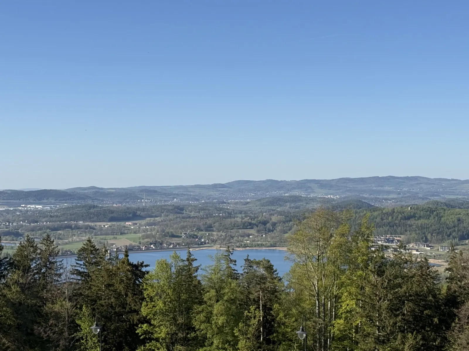 Panorama Zalewu Sosnówka i okolicznych wzgórz